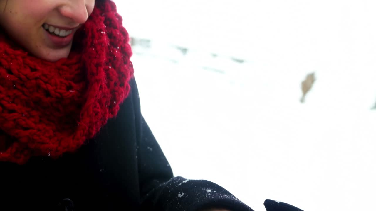 남자 가 여자 의 손가락 에 약혼 반지 를  ⁇ 는 것