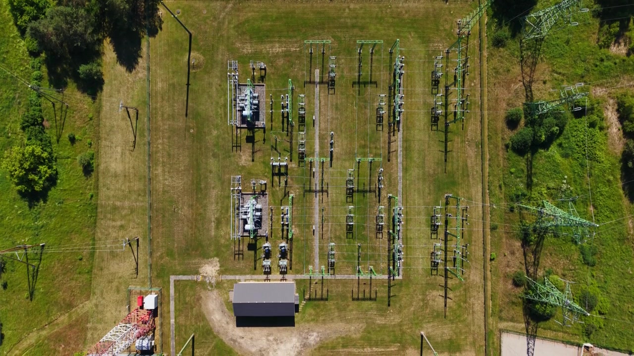 Zpětný let shora odhaluje elektrickou rozvodnu Garkalne Parish v Lotyšsku.