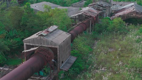 Eine-Verlassene,-Mit-Rost-Und-Laub-Bedeckte-Fabrik-In-Surigao-Del-Norte,-Philippinen