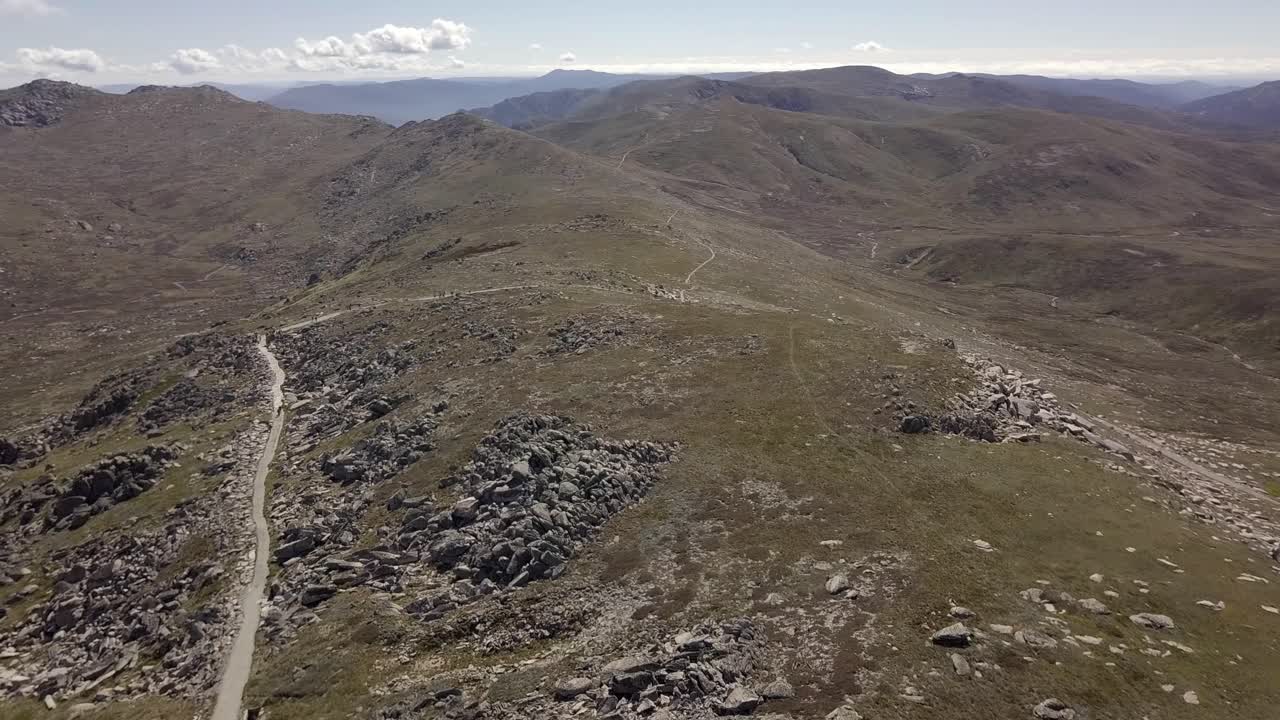 toma aérea en la cima del parque nacional del monte kosciuszko
