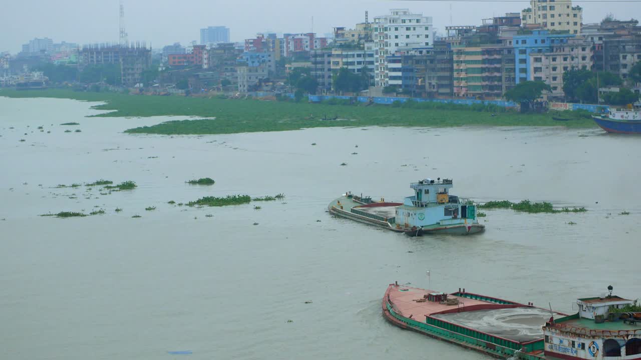 Cena de Rio com Barcaças e Paisagem Urbana em Bangladesh