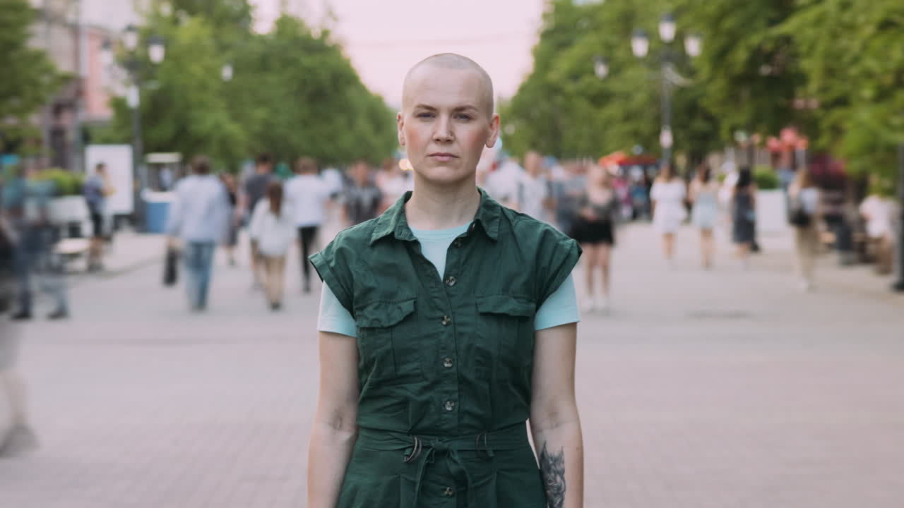 도시 거리에서 고 있는 여자