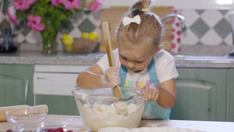 Niña-Bonita-Horneando-Una-Tarta-Casera