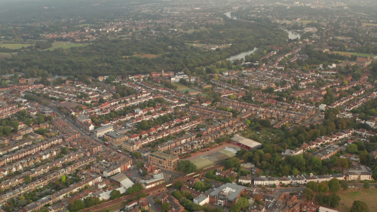 un tiro aéreo en círculo sobre la ciudad de twickenham, londres.