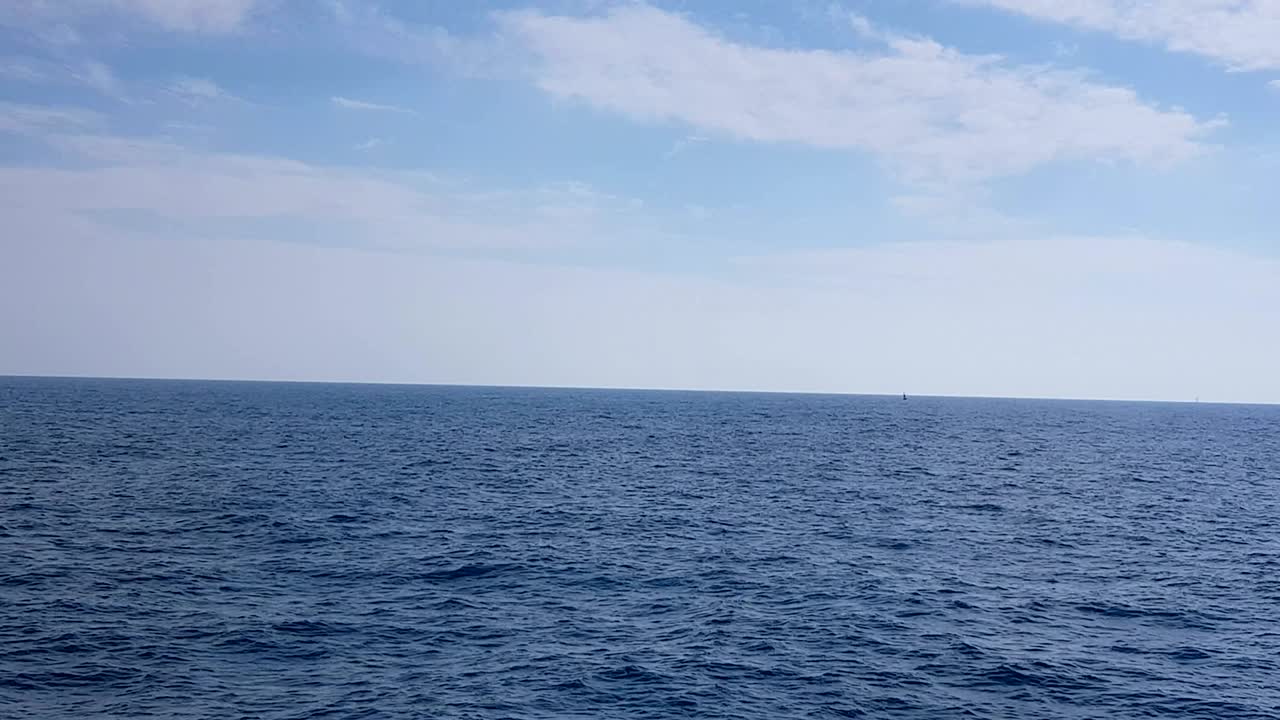 바다와 하늘의 구름의 풍경. 바다 위의 은 날씨에 구름과 함께 파란 하늘.