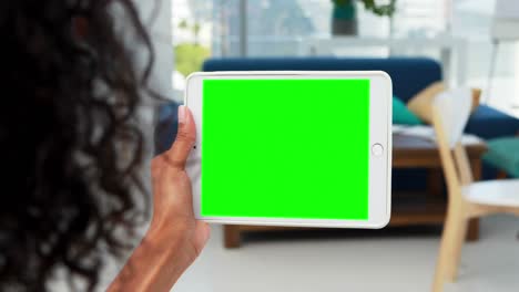 mujer ejecutiva que usa tableta digital 4k