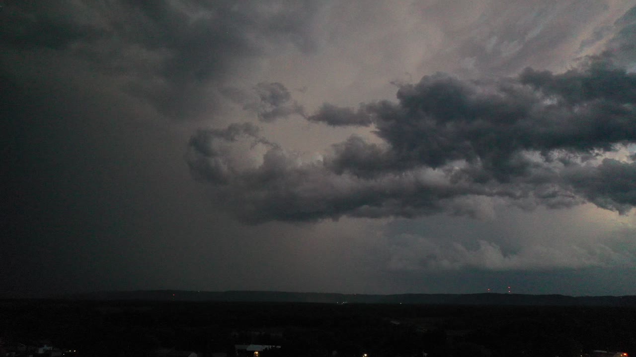 시골 풍경 위의 폭풍우 구름