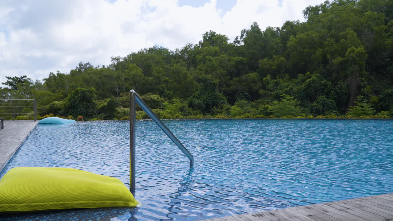 인도네시아 발리에서 열대 우림을 배경으로 한 럭셔리 호텔 리조트 및 스파의 무한 수영장