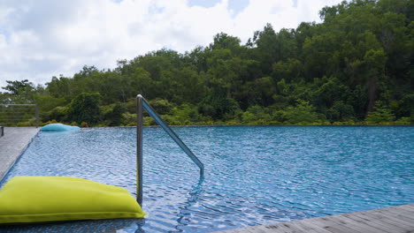 Infinity-Pool-In-A-Luxury-Hotel-Resort-And-Spa-With-Tropical-Forest-Background-In-Bali,-Indonesia