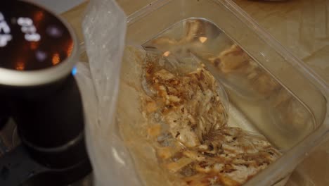 brochetas de pollo sous vide dentro de un envasado al vacío, calentándose en agua