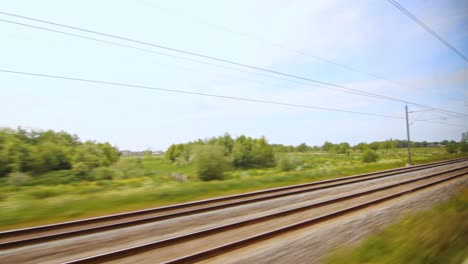 Eisenbahnzug-Fährt.-Blick-Auf-Die-Schnellbahn.-Hochgeschwindigkeitszug.-Fahrender-Zug