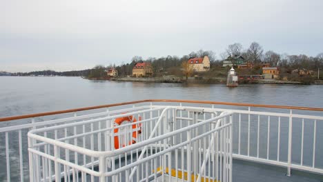 Cubierta-Vacía-De-Ferry-Navegando-En-Las-Tranquilas-Aguas-Del-Archipiélago