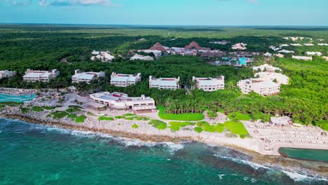 Trs-Yucatan-Resort-In-Tulum,-Mexiko,-Nach-Links-Gleitende-Drohnenaufnahme-Des-Hotels