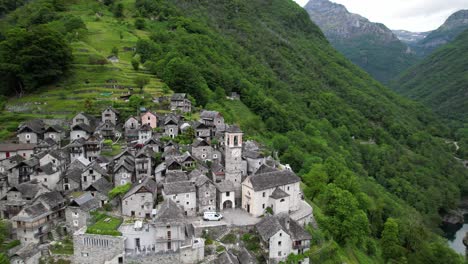 El-Pueblo-De-Corippo-Está-Situado-En-El-Valle-De-Verzasca,-En-La-Suiza-De-Habla-Italiana,-Y-Encanta-Con-Sus-Antiguas-Casas-De-Piedra.