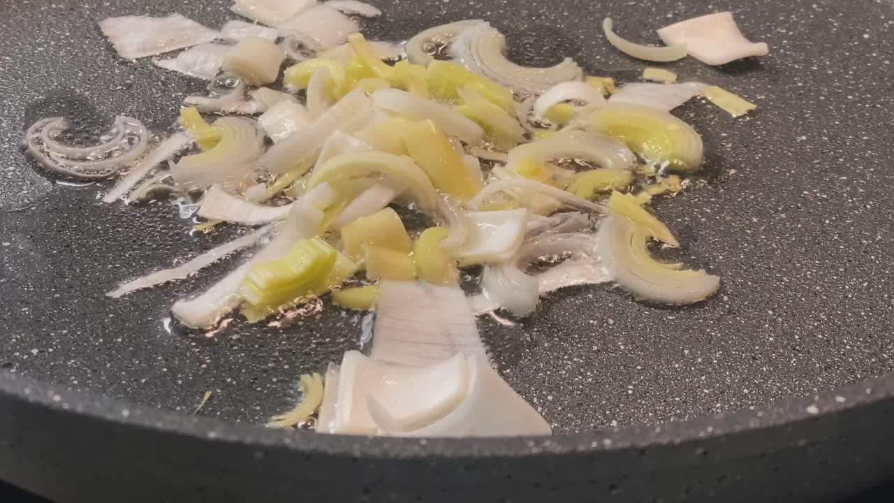 팬에 살짝 준비한 부추와 양파