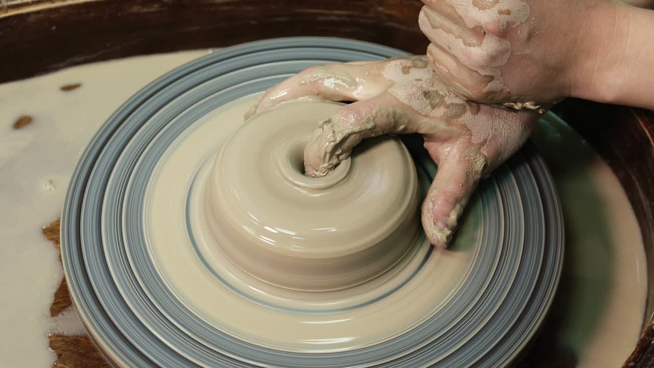 도자기 바에 손을 는 여자. 장인 예술가 도자기 모양