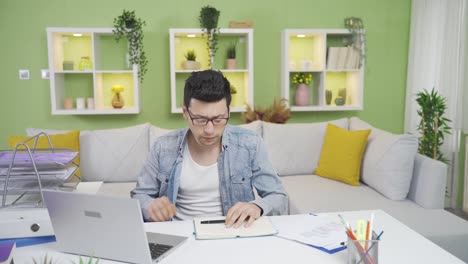 Un-Hombre-Torpe-Y-Distraído-Está-Aburrido-Y-Abrumado-En-Su-Oficina-En-Casa.