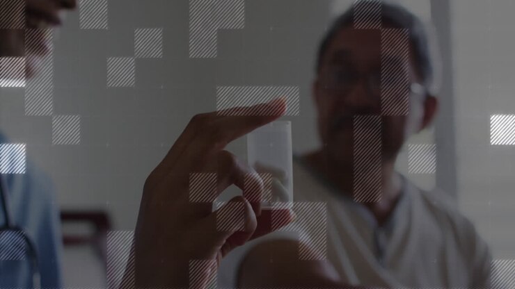 Persona che tiene un oggetto trasparente, con animazione a griglia digitale, in un ambiente scolastico.