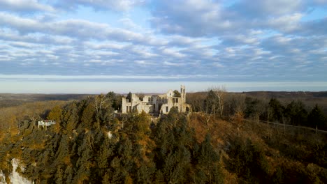 Ruinas-Del-Castillo-De-La-Ladera-En-Missouri,-Paisaje-Del-Medio-Oeste-De-América,-Antena