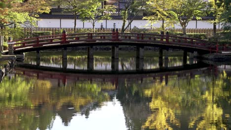 Vista-Del-Puente-Hasuike-Sobre-El-Estanque-Reflectante-En-Koyasan