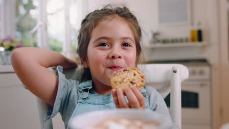 Galletas,-Comida-Y-Niña-Comiendo-En-La-Cocina