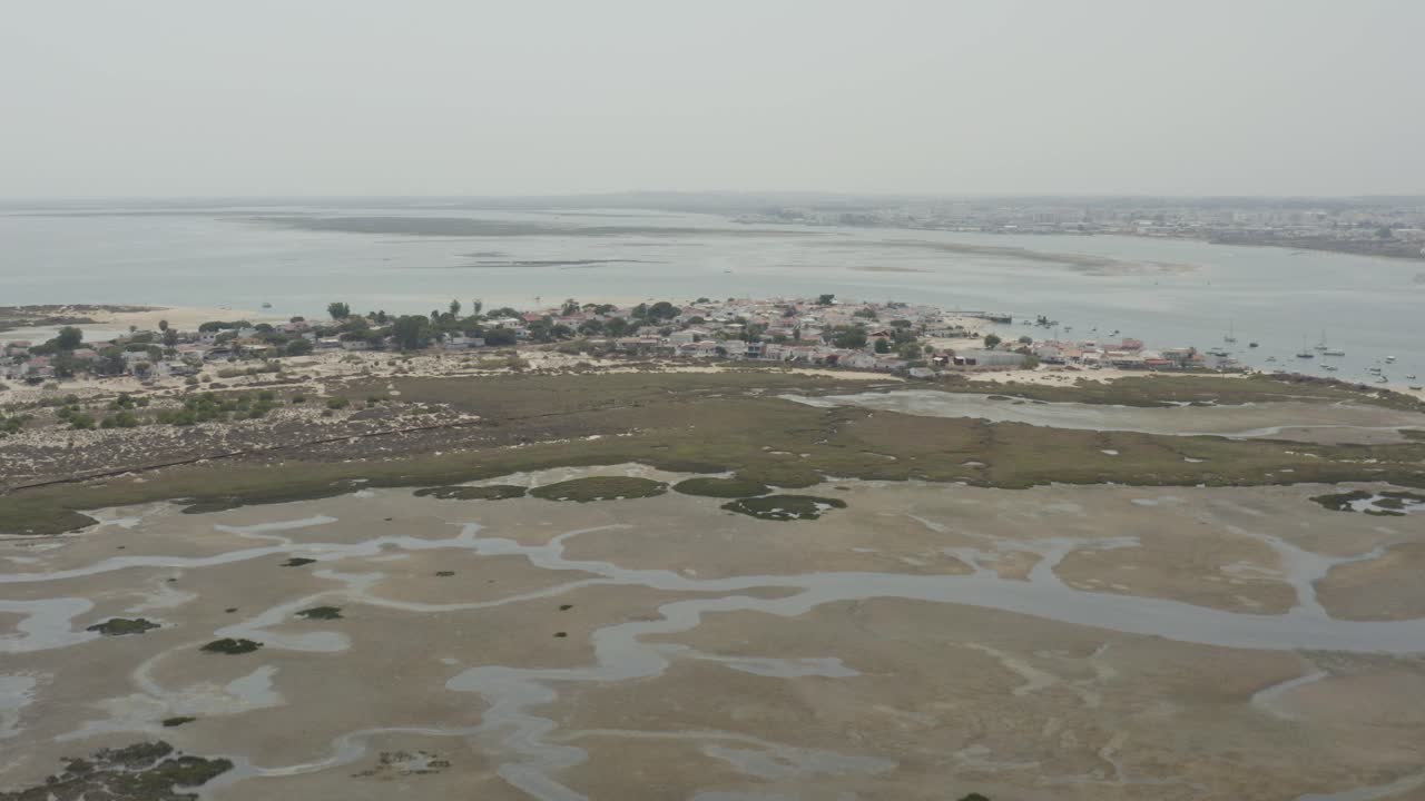 포르투갈 알가르베 - 아르모나 섬 연안 에 자리 잡은 해변 집 들 의 전망 - 공중 사진