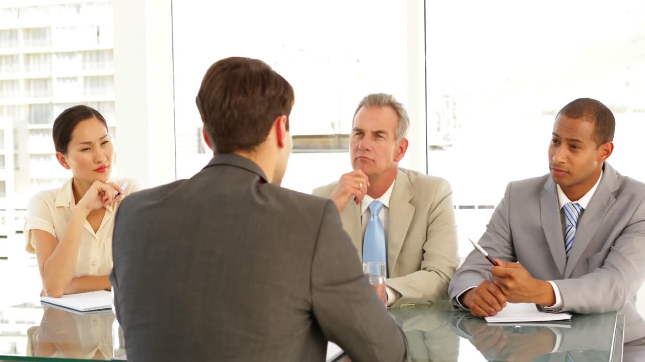 까다로운 패널에 의해 인터뷰되고 있는 사업가