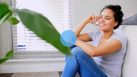 animación de una red de conexiones sobre una mujer biracial hablando en un teléfono inteligente
