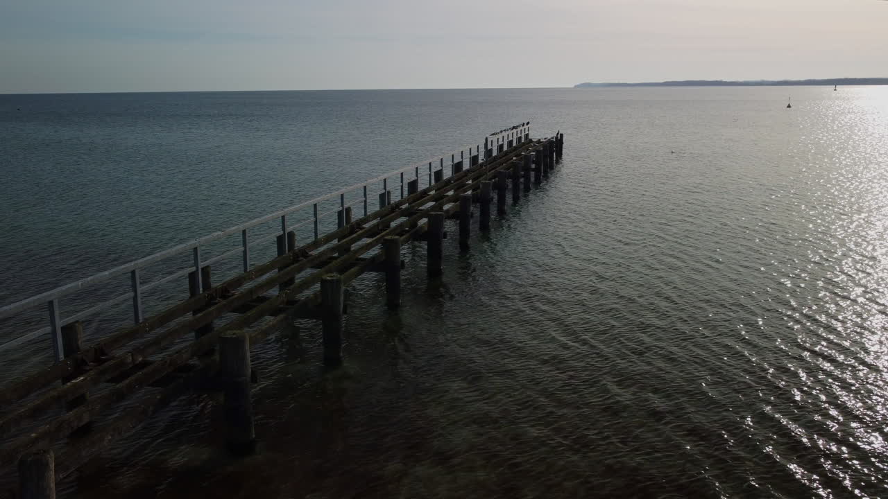 vuelo sobre un puente descuidado por el mar