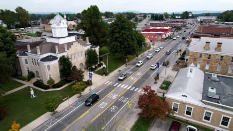 Luftaufnahme-Von-Crossville,-Tennessee,-Die-Das-Gerichtsgebäude-Des-Cumberland-County-Umkreist