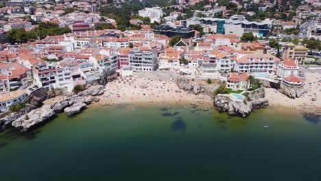 toma aérea hacia atrás de las playas de cascais y su hermoso paisaje urbano, portugal