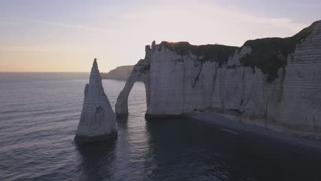 Luftaufnahmen-Der-Wunderschönen-Französischen-Küste-Entlang-Des-Dorfes-Étretat