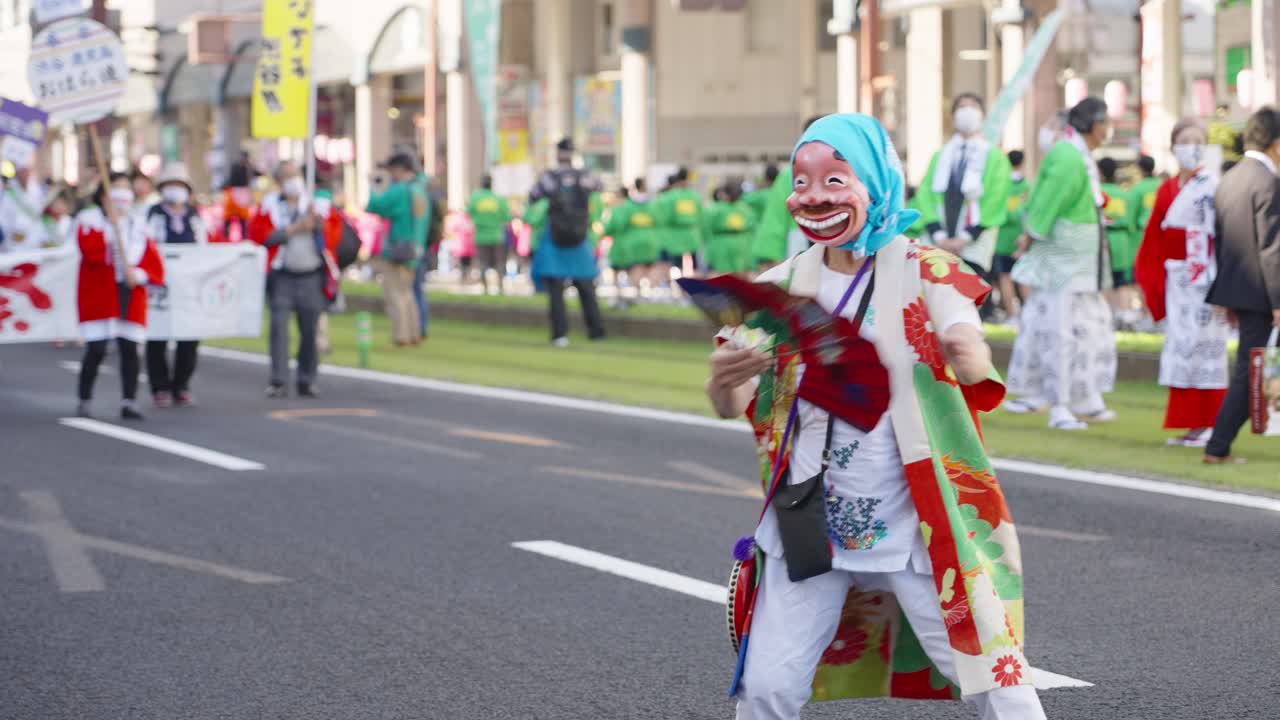 팬과 함께 거리에서 재미있는 마스크 춤을 추는 일본 댄서 - 오하라 축제