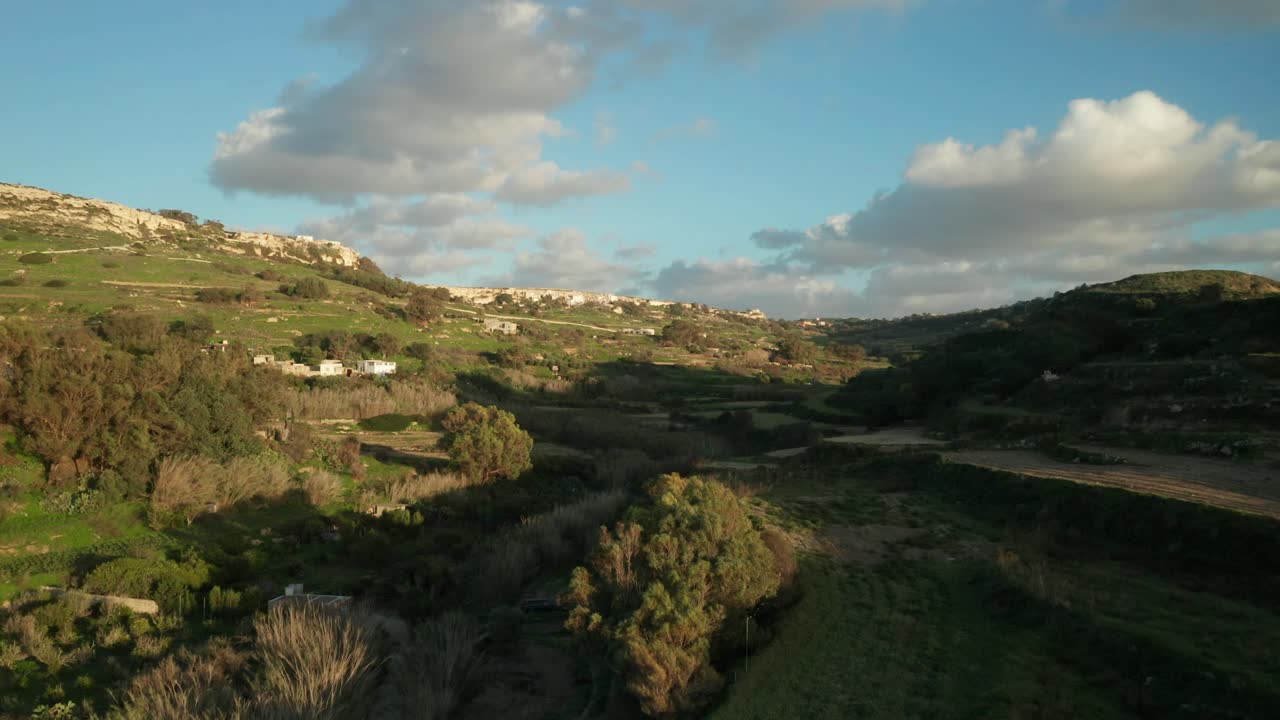 aéreo: vuelo lento sobre arrozales y tierras de cultivo verdes en malta en invierno