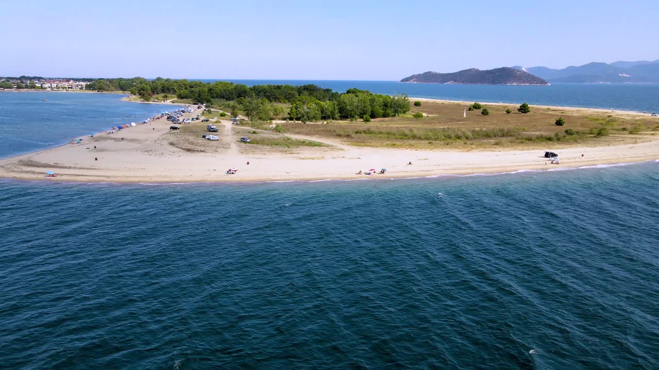 seguimiento de clip aéreo sobre una playa tropical con arena dorada en el área de keramoti, kavala, en el norte de grecia en 4k