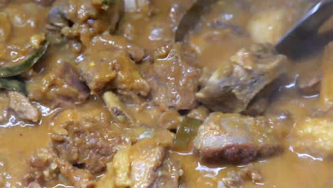 cocción de curry de pollo