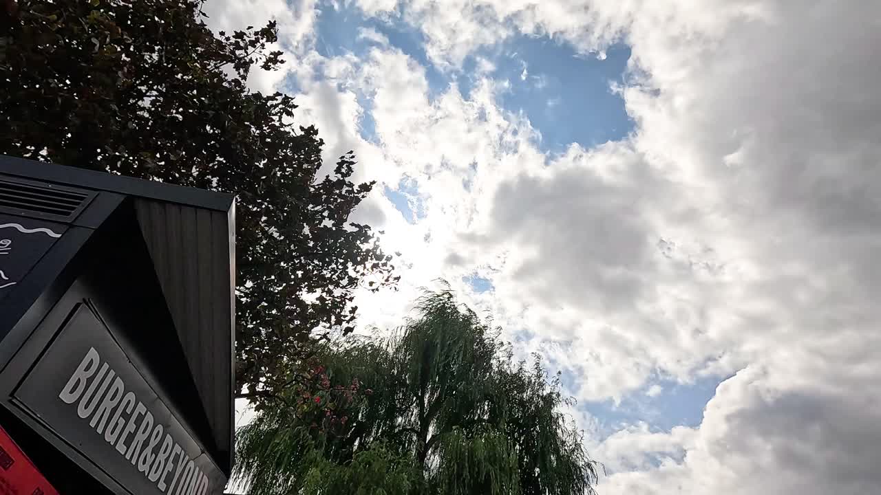 사람들이 캠든 타운 시장에 모입니다.