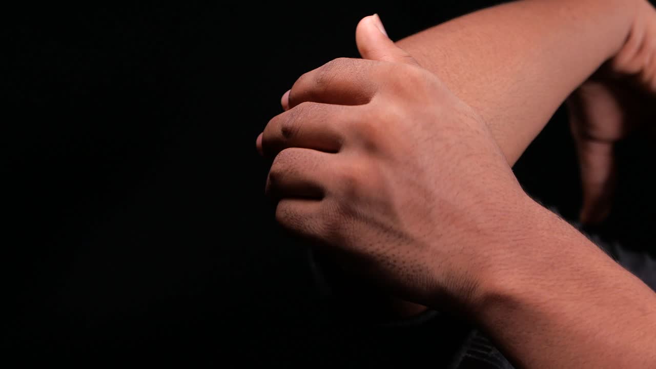 팔꿈치와 팔꿈치를 검사하거나 마사지하는 사람의 클로즈업