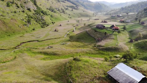 Romanian-remote-village-up-in-the-mountains-located-in-a-karstic-depression-with-stunning-views