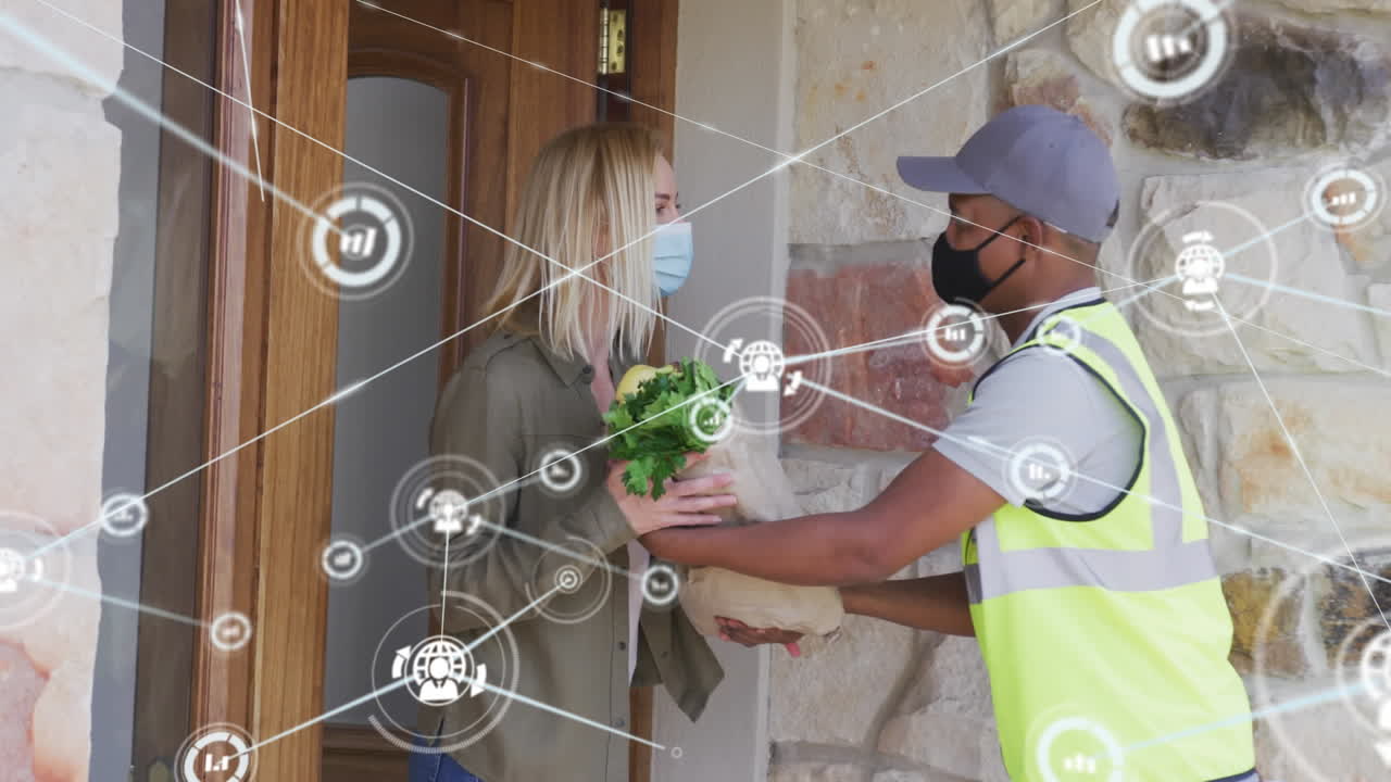 얼굴 마스크를 쓴 백인 여성이 패키지를 가져가는 데이터 처리 애니메이션