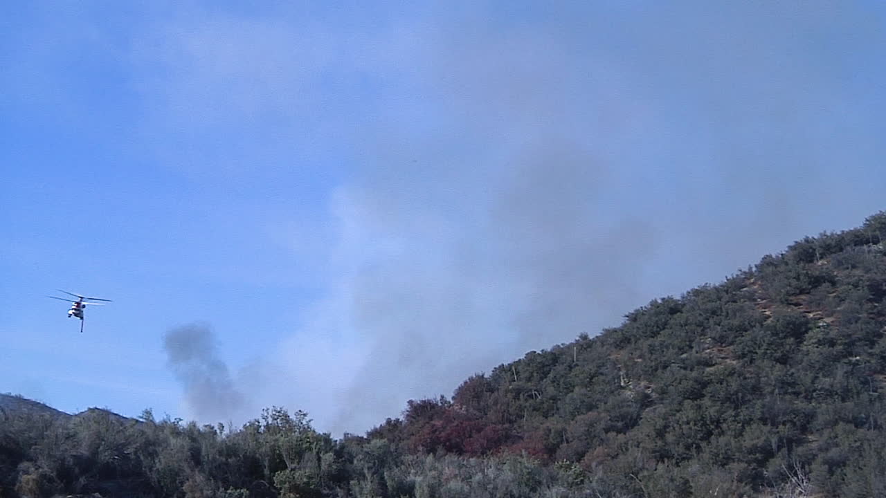소방 헬리콥터는 산타 바바라 캘리포니아 6의 토마스 화재에 물방울을 만듭니다.