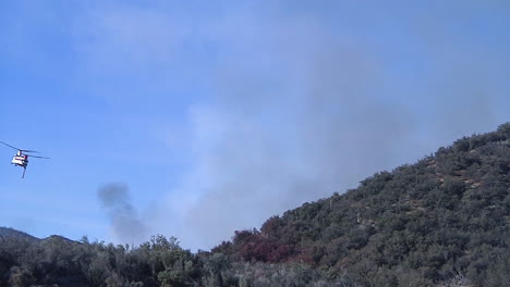 helicópteros de extinción de incendios hacen gotas de agua en el incendio de thomas en santa barbara california 6