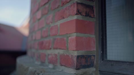 algunos ladrillos restaurados además de una ventana