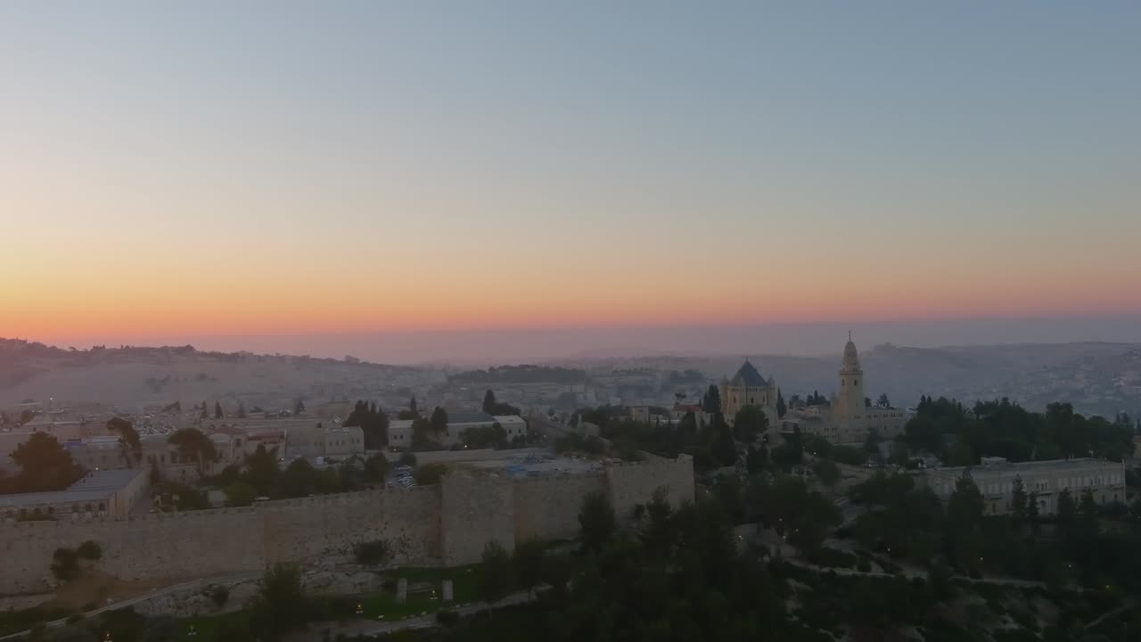 las murallas de la ciudad antigua de jerusalem y la cúpula de la roca al atardecer, vista aérea