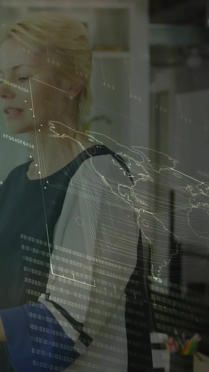 HUD tecnologico che appare mentre una donna matura si tocca la bocca, poi abbassa la mano in ufficio, osservando i grafici.