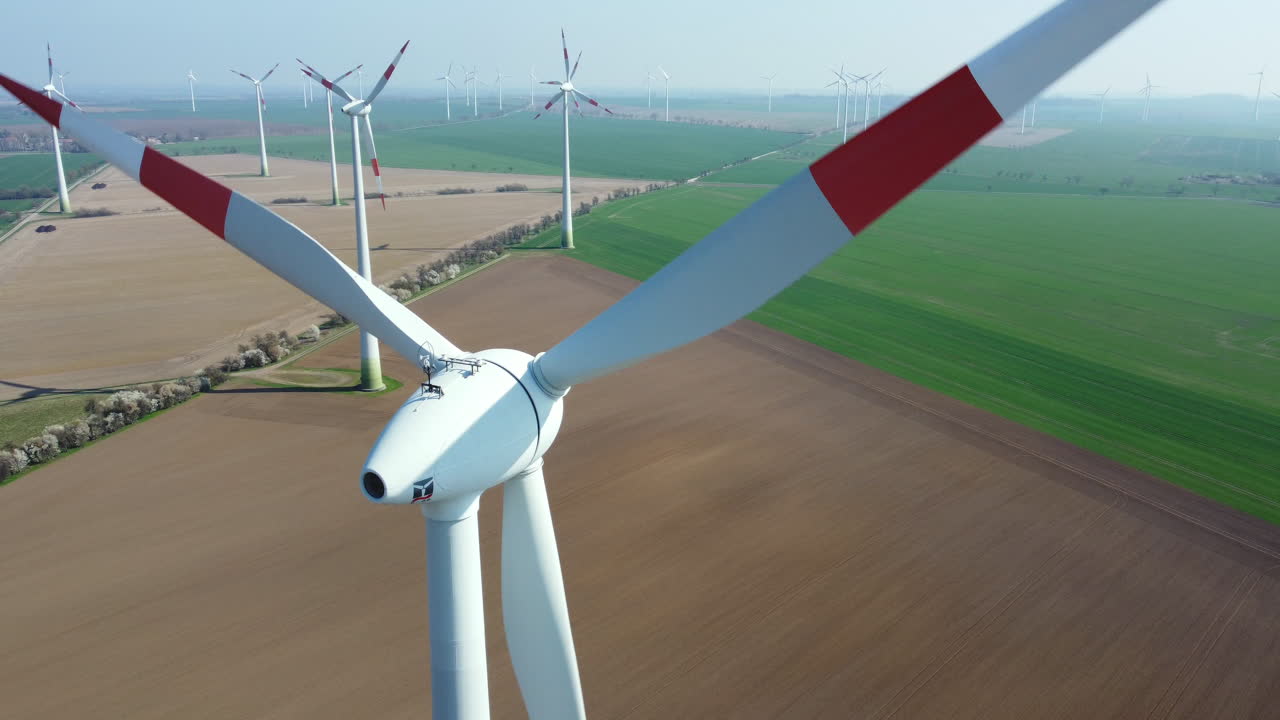ветроэлектростанция с видом на сельскохозяйственные поля