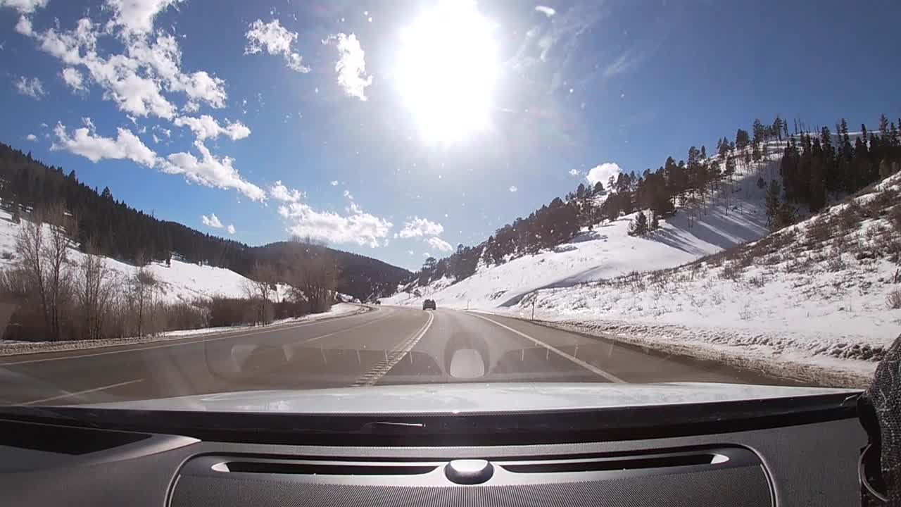 Guidando attraverso un passo di montagna in Colorado in inverno in HD 1080p 60p