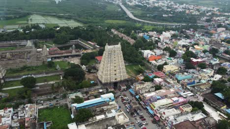 Vuela-Hacia-Una-Vista-Majestuosa-Del-Templo-Sri-Kanchi-Kamakshi-Amman-En-Kanchipuram,-Tamil-Nadu