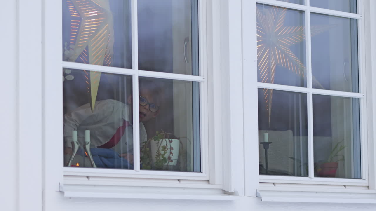 дети смотрят в окно и ждут санта-клауса на рождество.