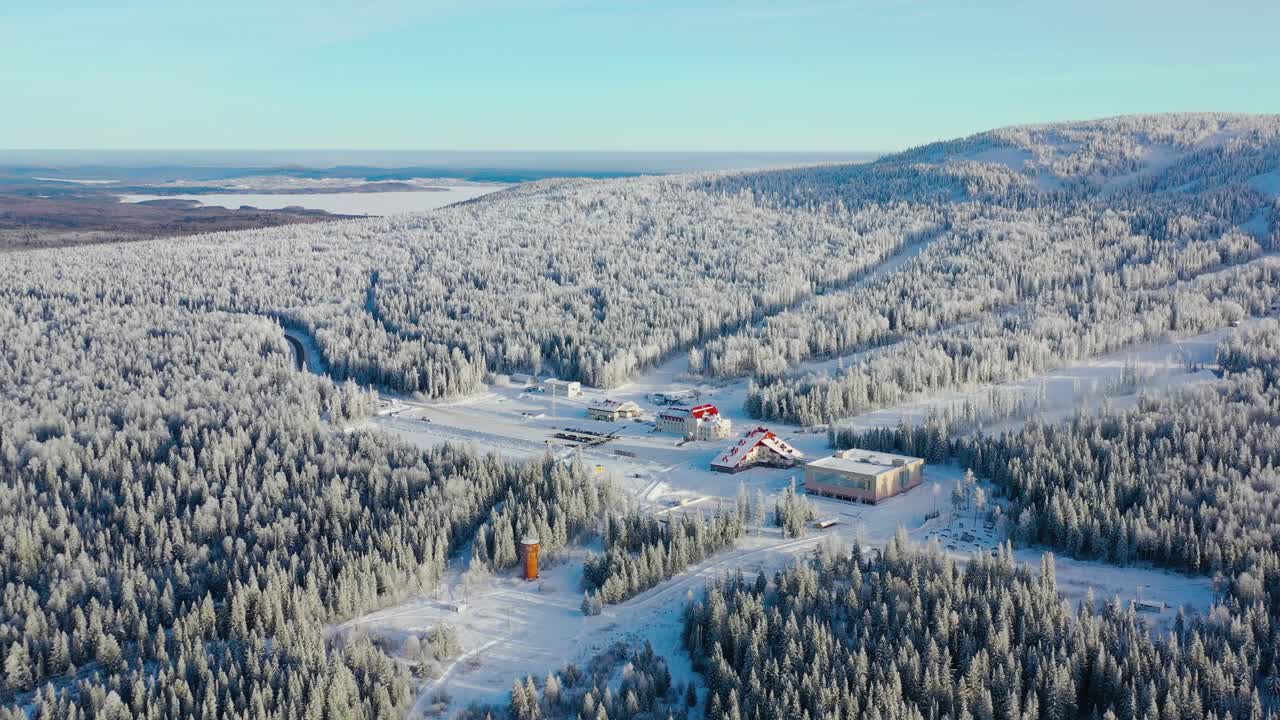 vista aérea de la estación de esquí de invierno nevada